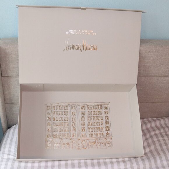 Neiman Marucs XL 27 x 17 Gift Box Oversize - Picture 11 of 13